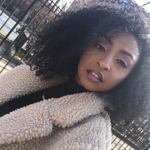 Meet your Posher, Simone